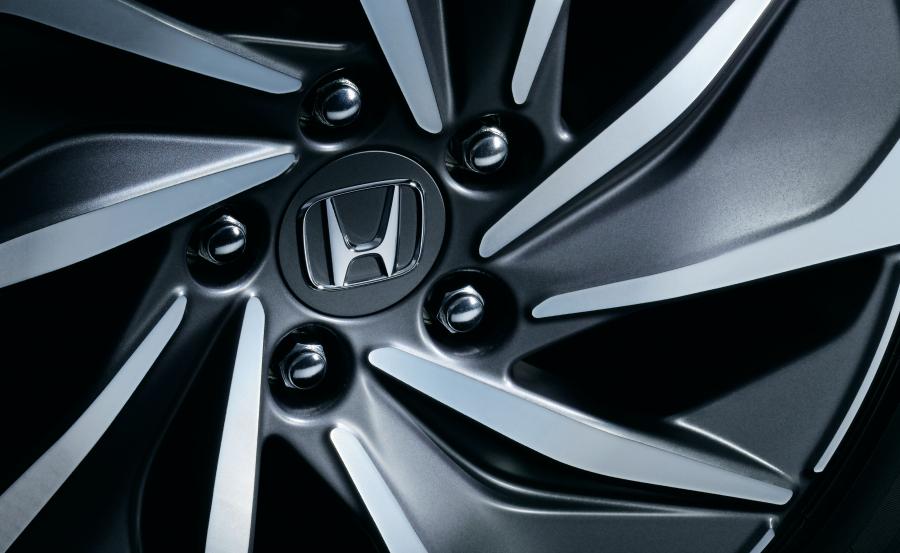 Колеса Honda Insight Hybrid EX 2018 года  (JP) (фото 16 из 17)